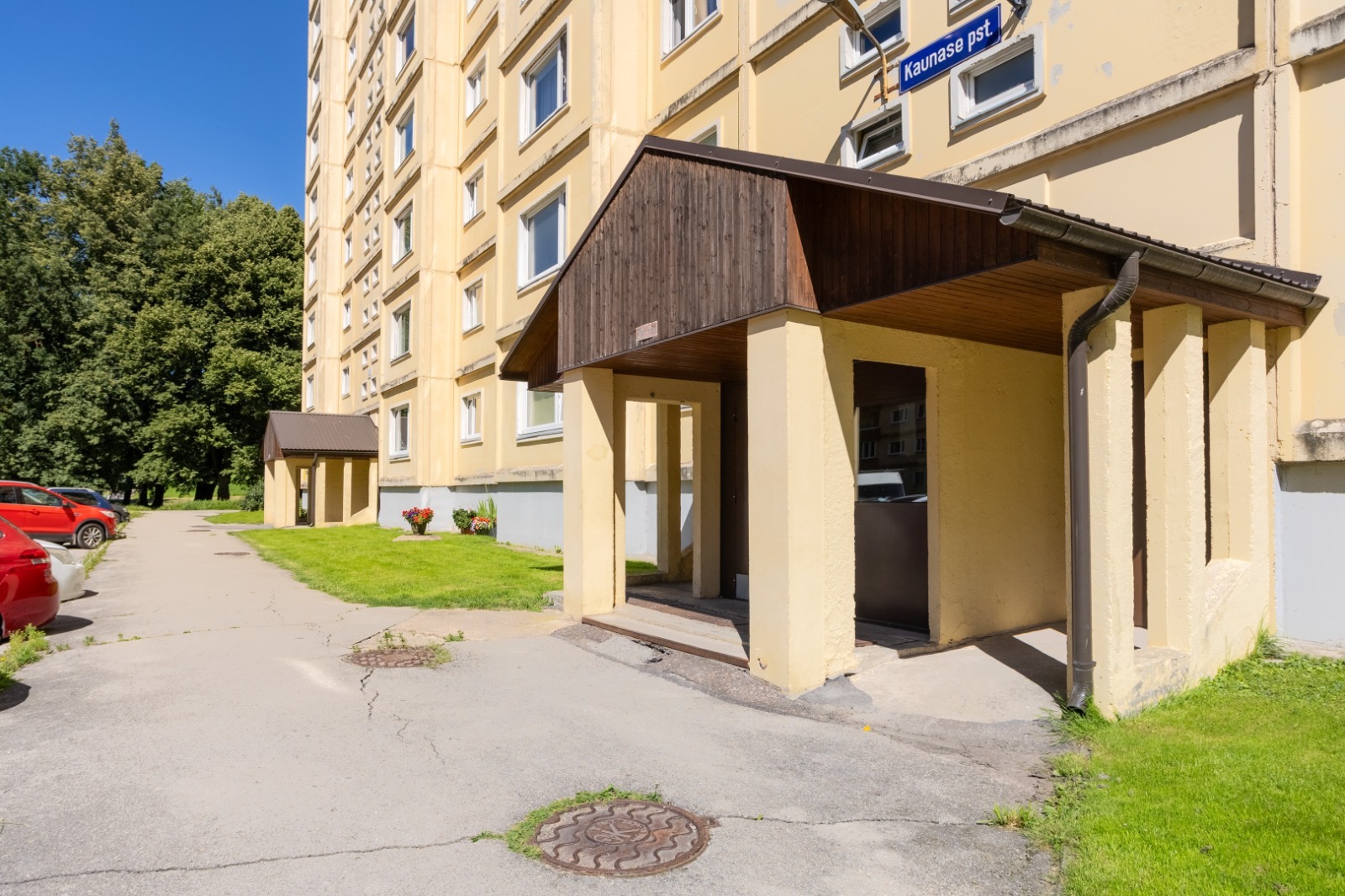 Kreekinnisvara müüa korter Tartus Kaunase pst 82 sissepääs